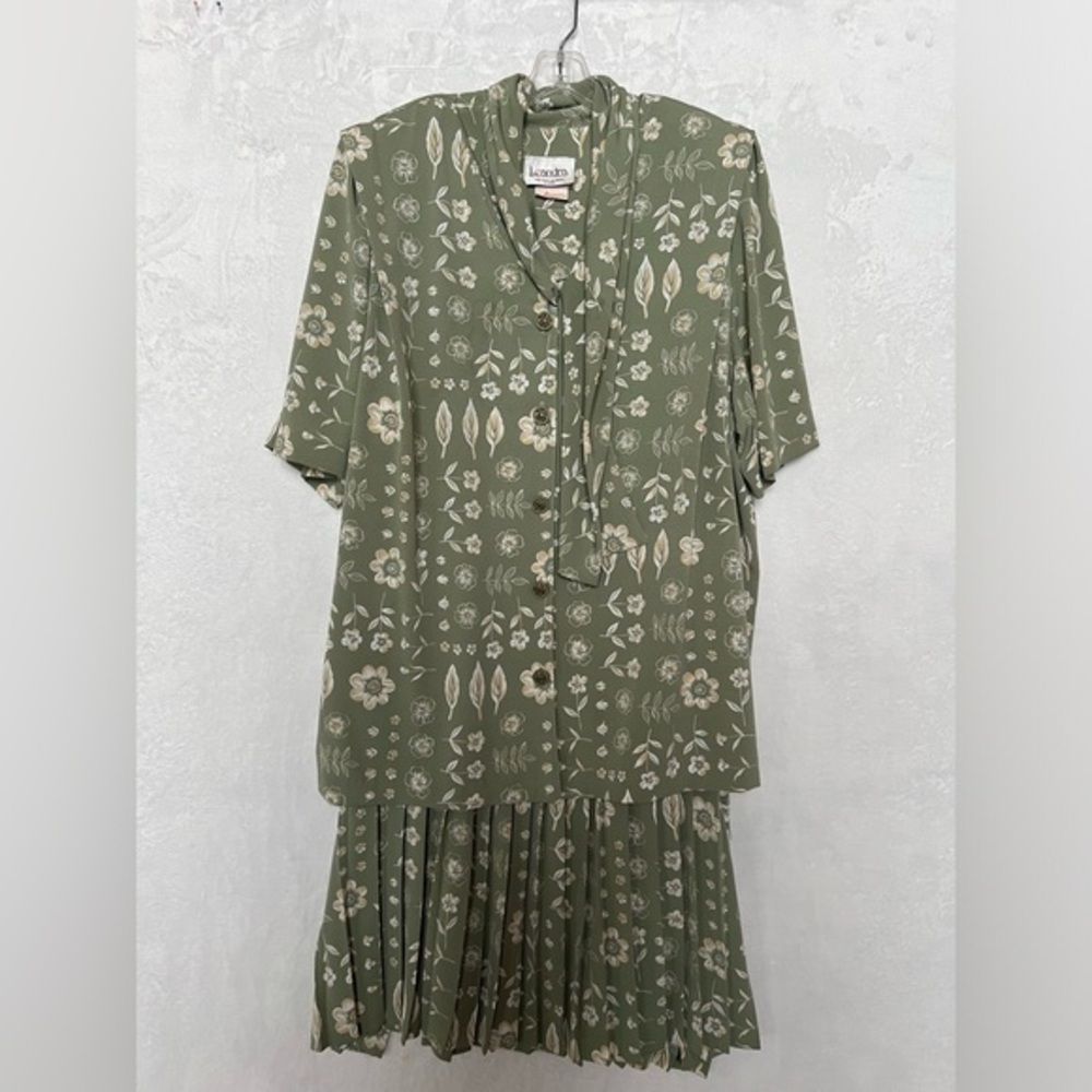 Leandra Womens‎ 2pc Floral Button Scarf Short Sleeve Pleated Skirt Suit Size 24W